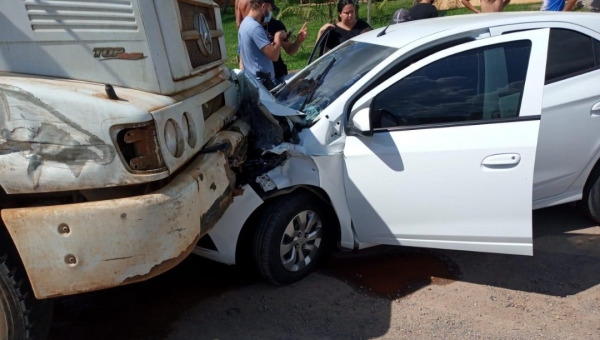 Corpo de Bombeiros de Feijó atende acidente de trânsito entre motorista de aplicativo e caminhão da coleta de lixo